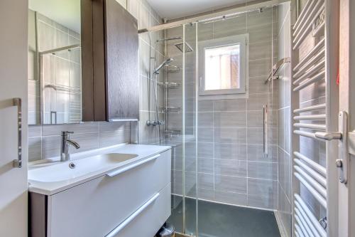 a bathroom with a sink and a shower at Maisonnette Botticelli - Ares in Arès