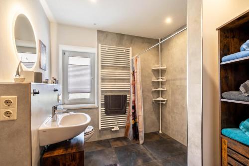 a bathroom with a sink and a shower at Gästewohnung Auszeit in Regis-Breitingen