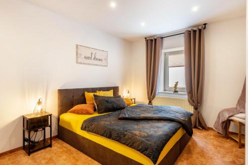 a bedroom with a bed and a window at Gästewohnung Auszeit in Regis-Breitingen
