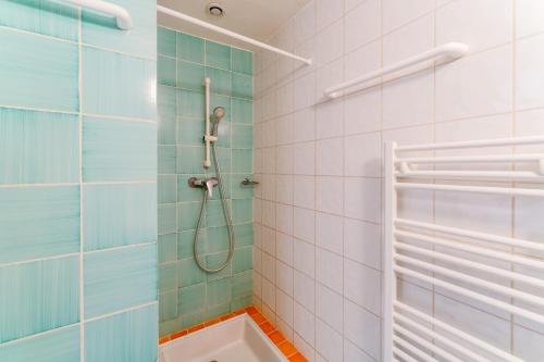 a bathroom with a shower and a tub at Lou Cigaloun in Bédoin
