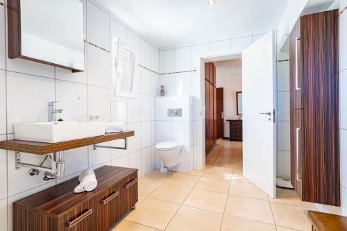 a bathroom with a sink and a toilet at Sorpresa in Vinarós