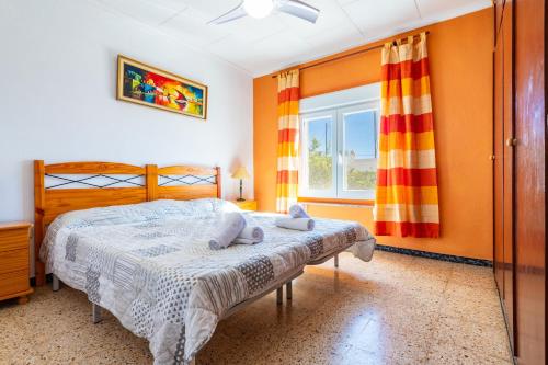 a bedroom with a bed and a window at Sorpresa in Vinarós