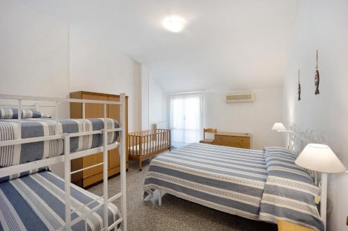 a bedroom with two bunk beds and a window at Appartamento Orizzonte 8 B in Diano Marina