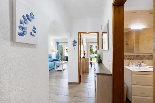 a kitchen and a living room with a sink at Apartamento Navegador in Sagres