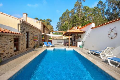 a swimming pool in the backyard of a house at Azenha da Lagoa Negra in Barqueiros