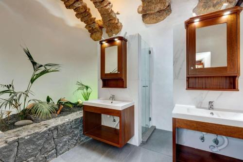 a bathroom with two sinks and a mirror at Villa El Cactus in Teguise