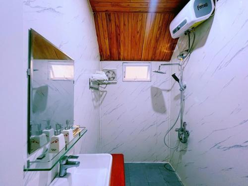 a bathroom with a sink and a mirror at Retreat Bungalow in Phong Nha