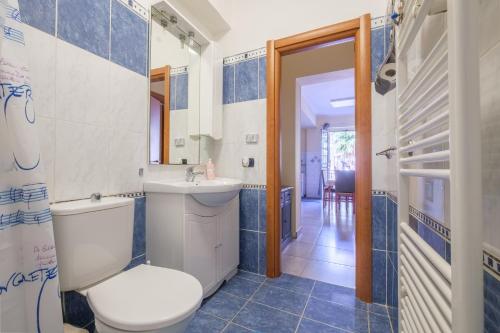 a bathroom with a toilet and a sink at Casa a 100 mt Dal Mare in SantʼAlessio Siculo
