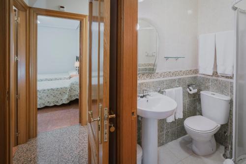 a bathroom with a toilet and a sink at El Humilladero in Sasamón
