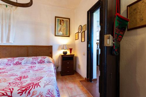 a bedroom with a bed and a table with a lamp at Casa Country in Capoliveri
