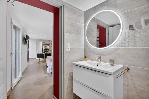 a bathroom with a white sink and a mirror at Cabanon des Amandiers avec terrasse in Sanary-sur-Mer
