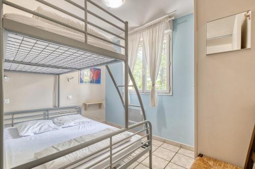 Gite Morille tesisinde bir odada yatak veya yataklar
