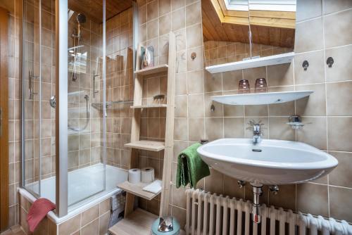 a bathroom with a sink and a shower at Gästehaus Erd - Fewo Grünten in Wertach