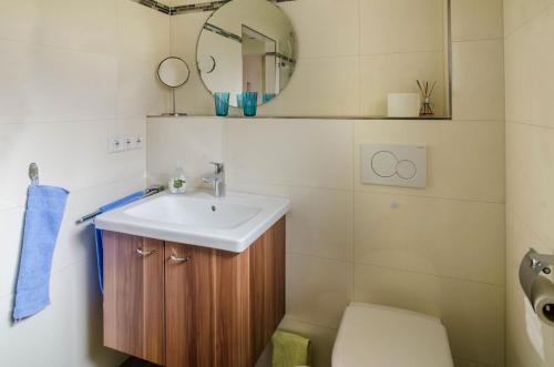 a bathroom with a sink and a mirror at Ferienwohnung Kramer in Überlingen