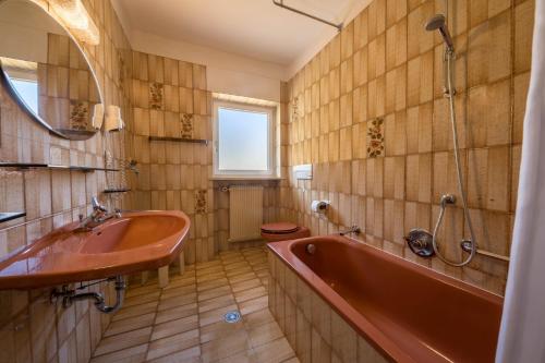 a bathroom with two sinks and a bath tub at Residence Kronstein - Fewo 5 in Tesimo