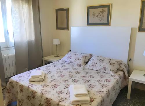 a bedroom with a bed with towels on it at Apartamento Francás in Comarruga
