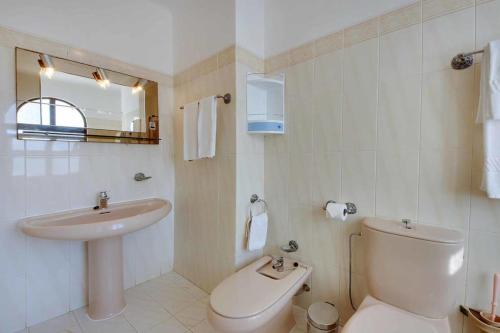 a bathroom with a toilet and a sink at Villa Albuar in Patroves