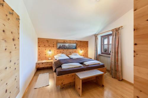 a bedroom with a bed in a room at Florerhof Ferienwohnung Flieder in Vols am Schlern
