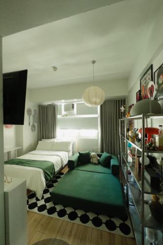 Llit o llits en una habitació de Stylish Condo Near Mall with Pool & Netflix