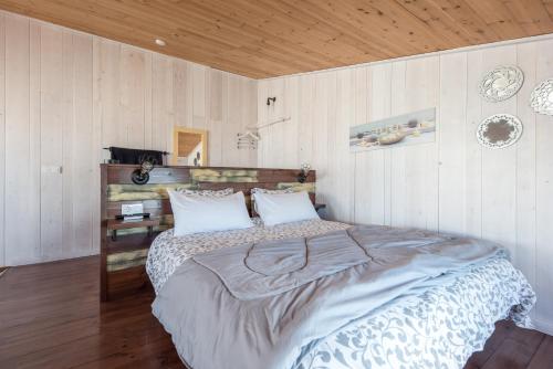 a bedroom with a large bed and a wooden ceiling at Las Hermanas A in Guía de Isora