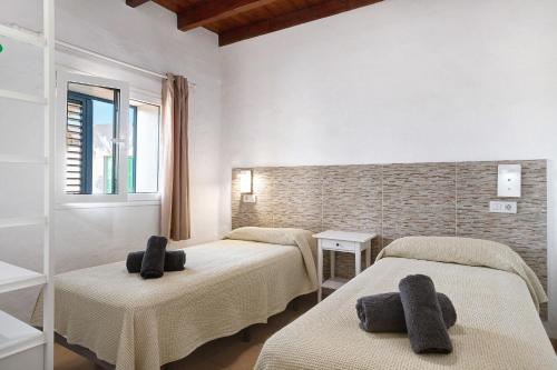 a room with two beds with towels on them at Villa Sueños Zenoneisabel in Caleta de Sebo
