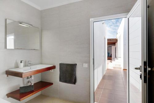 a bathroom with a sink and a mirror at Villa Sueños Zenoneisabel in Caleta de Sebo