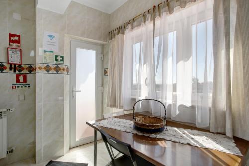 a room with a table with a basket on it at Casa Imaginário Com Serenidade in Caldas da Rainha