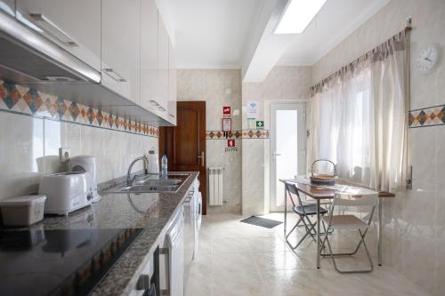 a kitchen with a sink and a counter top at Casa Imaginário Com Serenidade in Caldas da Rainha