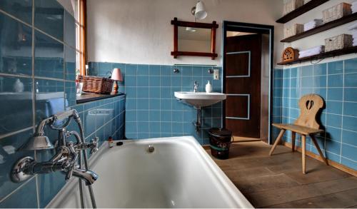 a bathroom with a bath tub and a sink at Schwarzwaldbauernhaus Wutach in Lembach