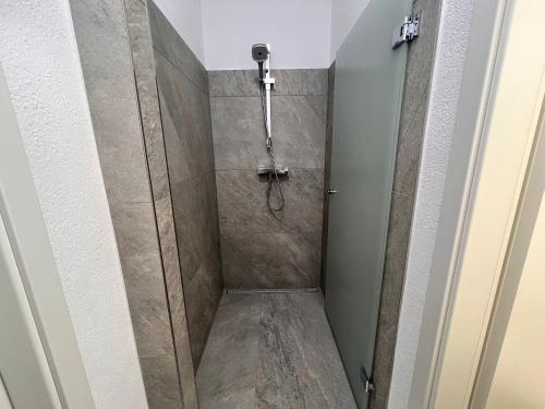 a shower in a bathroom with a walk in shower at Dreams Lodge in Koetz 