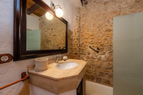 a bathroom with a sink and a mirror at Es Forn in Petra
