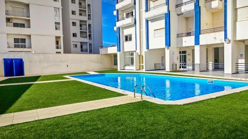 an empty swimming pool in the middle of a building at Apartamento Solário in Armação de Pêra