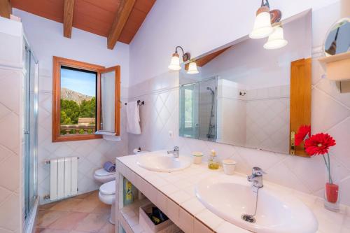 a bathroom with two sinks and a mirror at Garballo in Betlem