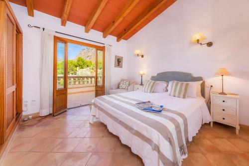 a bedroom with a large bed and a balcony at Garballo in Betlem