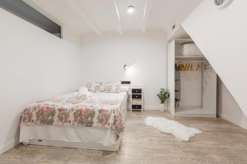 a white bedroom with a bed and a closet at Dulce y acogedor in Vilanova i la Geltrú