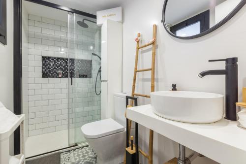 a bathroom with a sink and a toilet and a shower at Dulce y acogedor in Vilanova i la Geltrú