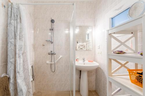 a bathroom with a shower and a sink at Gîte Chez Martha in Anduze
