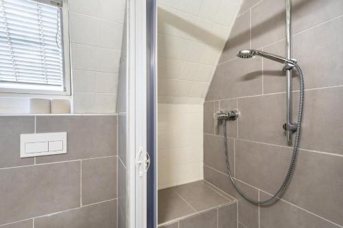 a shower with a glass door in a bathroom at Ferienwohnung Am Osttor in Warendorf