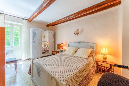 a bedroom with a white bed in a room at Gîte Chez Martha in Anduze
