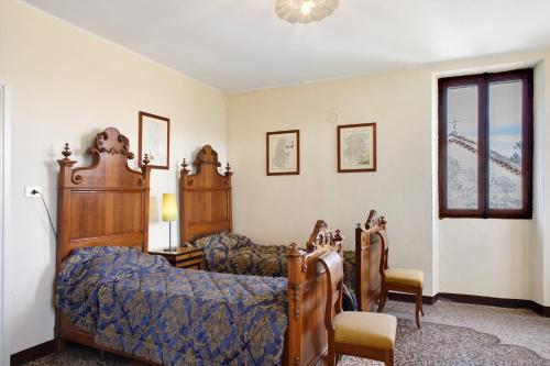 a bedroom with two beds and a window with a bridge at Villa Bivai in Bivai