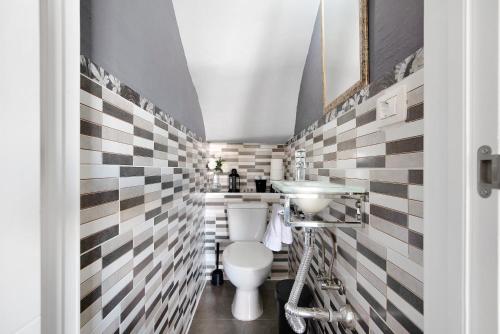 a bathroom with a toilet and a sink at Place Oasis Green Luxury Pool in Maspalomas