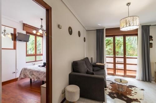 a living room with a couch and a table at Apartamento La Ribera in Suances