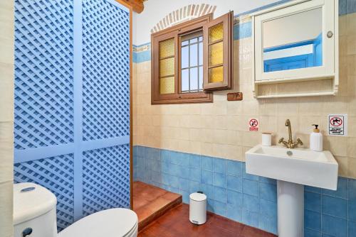 a bathroom with a shower and a toilet and a sink at Casa Miraflores in Arenas