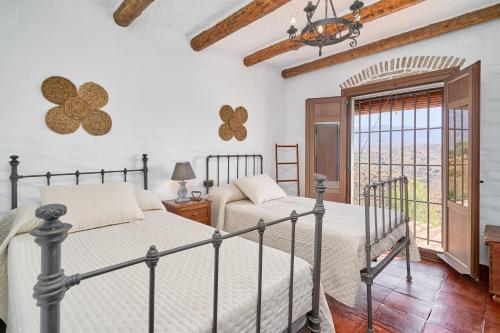 a bedroom with two beds and a window at Casa Miraflores in Arenas