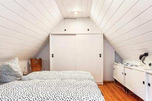 a bedroom with a white closet and a bed at Waldhaus zur Kleinbahn in Glashütte
