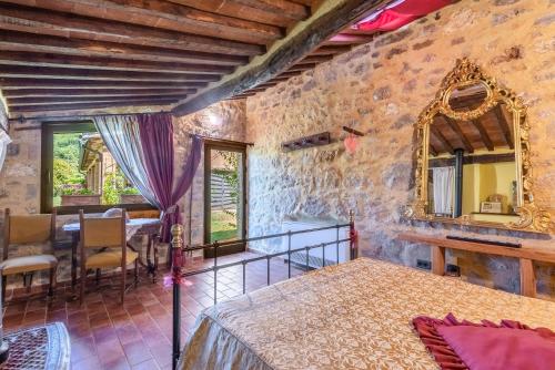 a room with a table and a mirror on the wall at Agriturismo Podere Marroneto in Monticiano