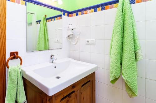 a bathroom with a sink and a mirror at Luisa 2 in Conil de la Frontera