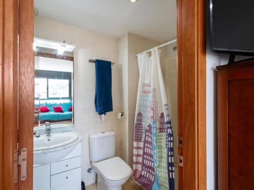 ein Badezimmer mit Toilette, Waschbecken und Fenster in der Unterkunft Gesmark in Mataró