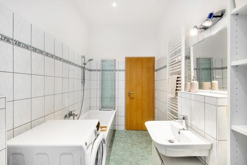 a bathroom with a washing machine and a sink at Ferienwohnung Agnes in Dessau