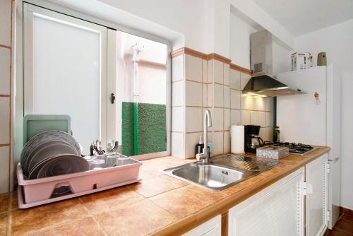 a small kitchen with a sink and a sink at Estudio La Morena in El Pris